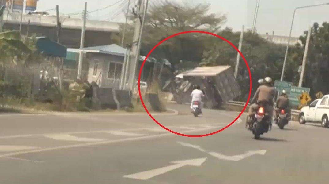 Bi canh sat truy duoi, xe tai lat nghieng vi om cua gap hinh anh