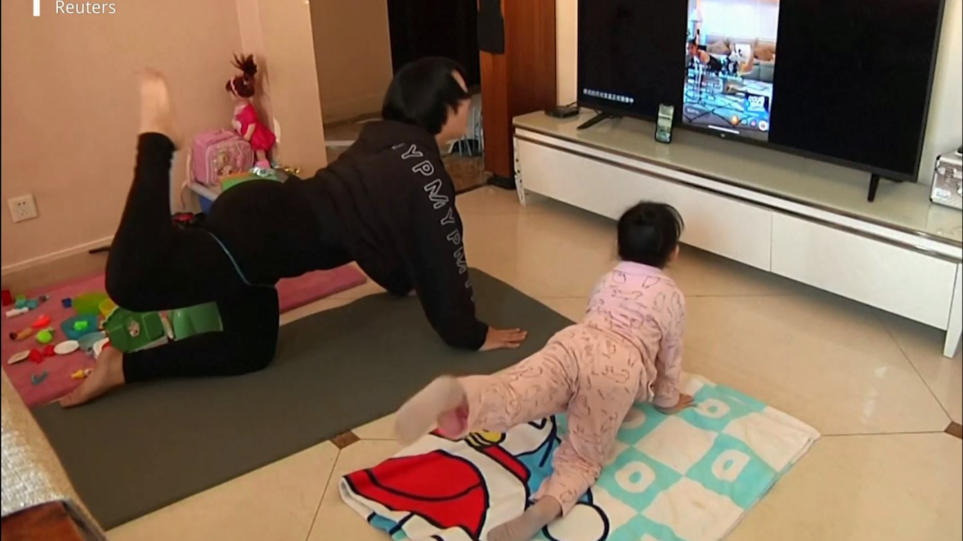 Nguoi dan Bac Kinh tap the duc qua mang thoi dich Covid-19 hinh anh