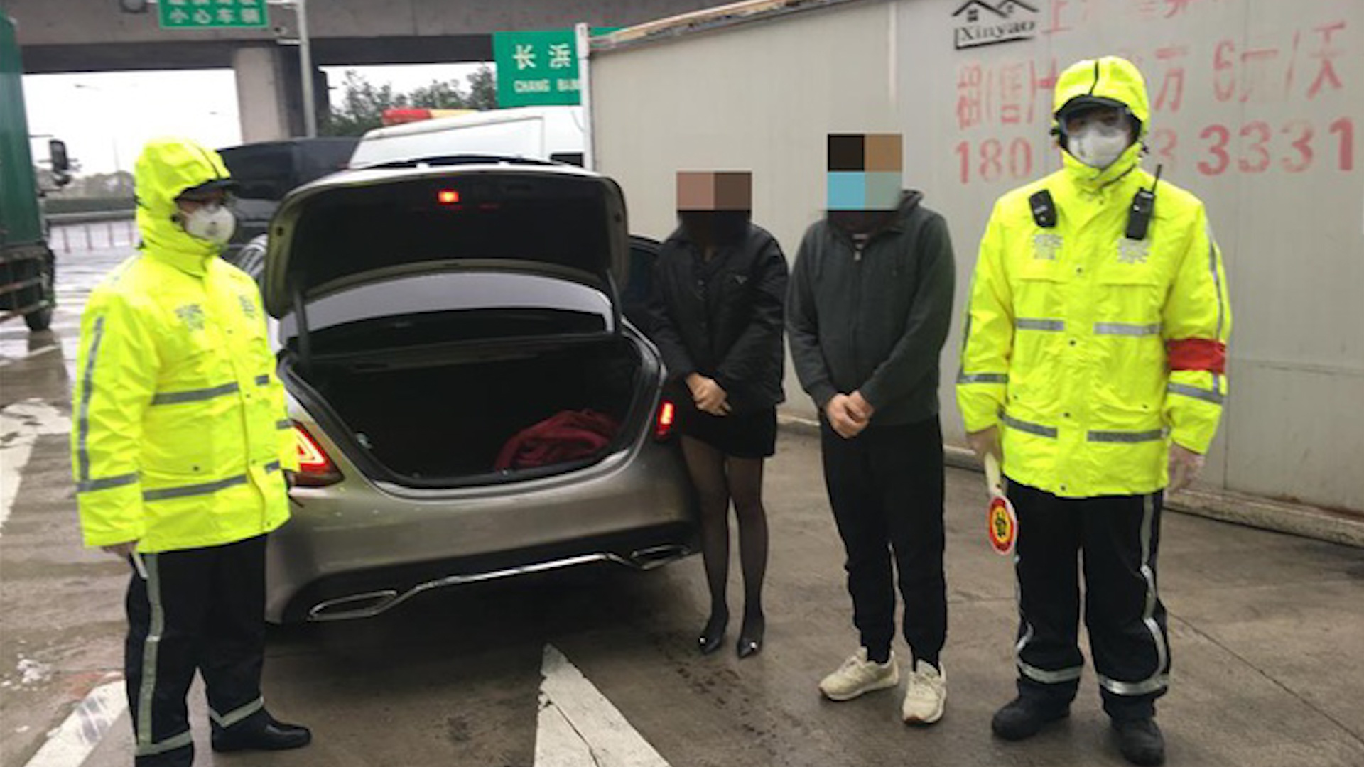 Nguoi phu nu Trung Quoc tron trong cop xe de tranh kiem dich hinh anh