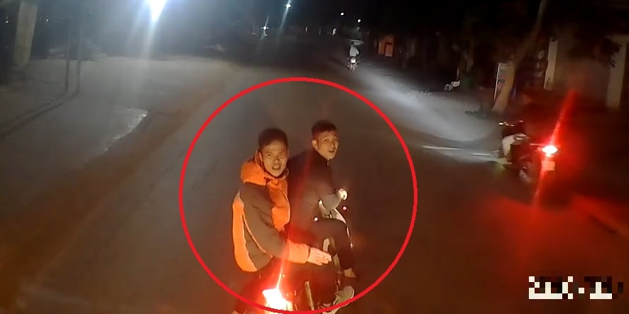 Hai nam thanh nien dau tran lai xe may lang lach, chan dau oto gay su hinh anh