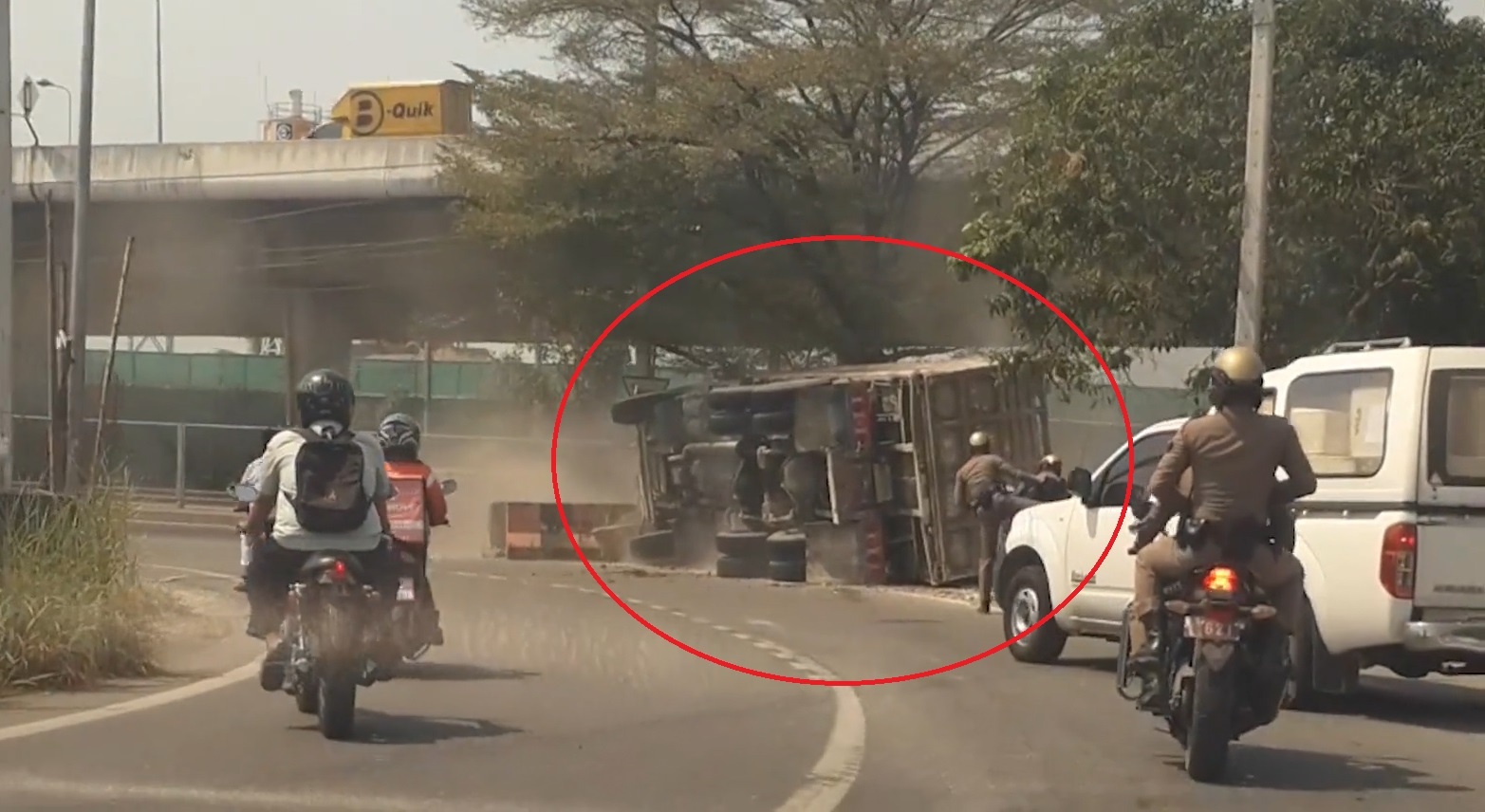 Xe tai om cua lat nhao khi bi canh sat truy duoi hinh anh