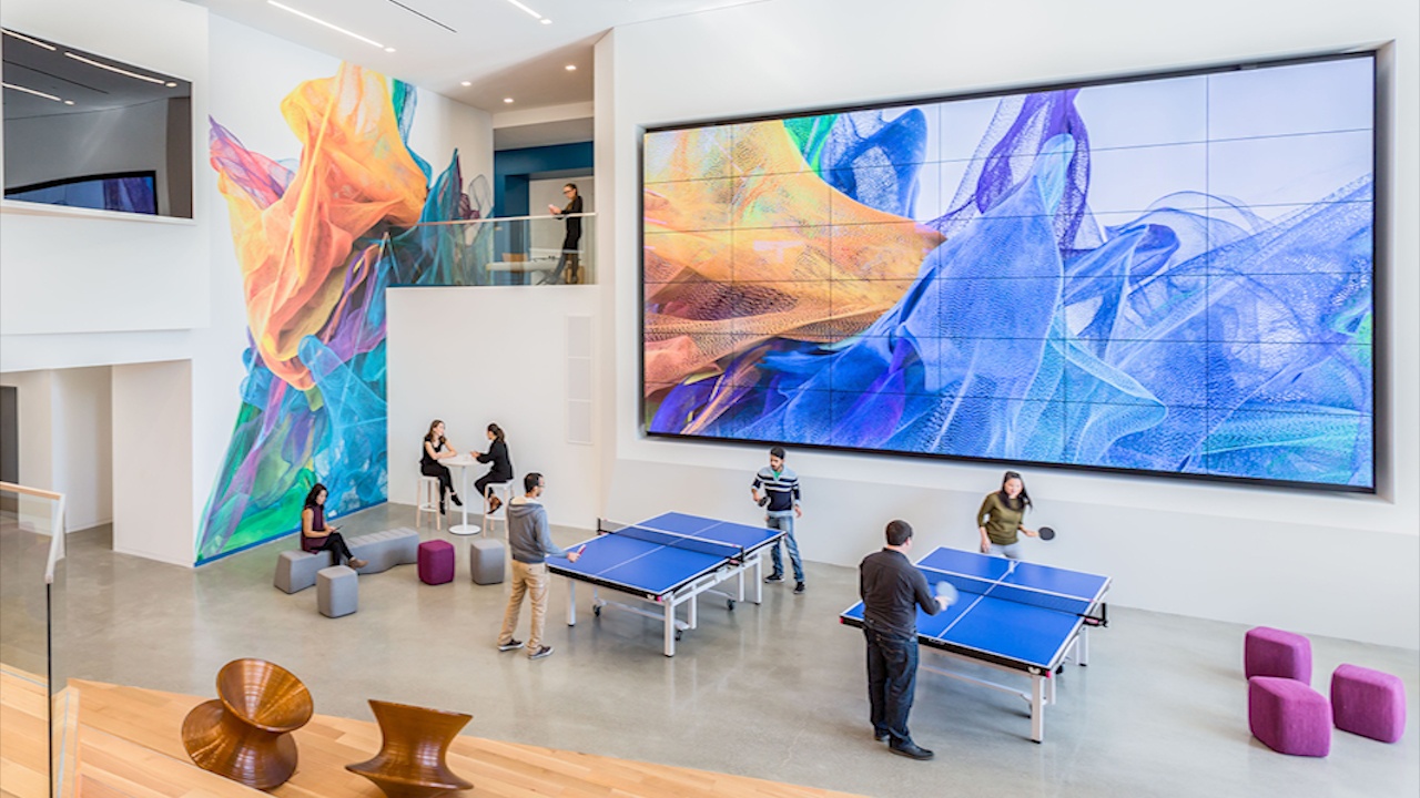 Ben trong tru so day mau sac doc dao cua Adobe hinh anh