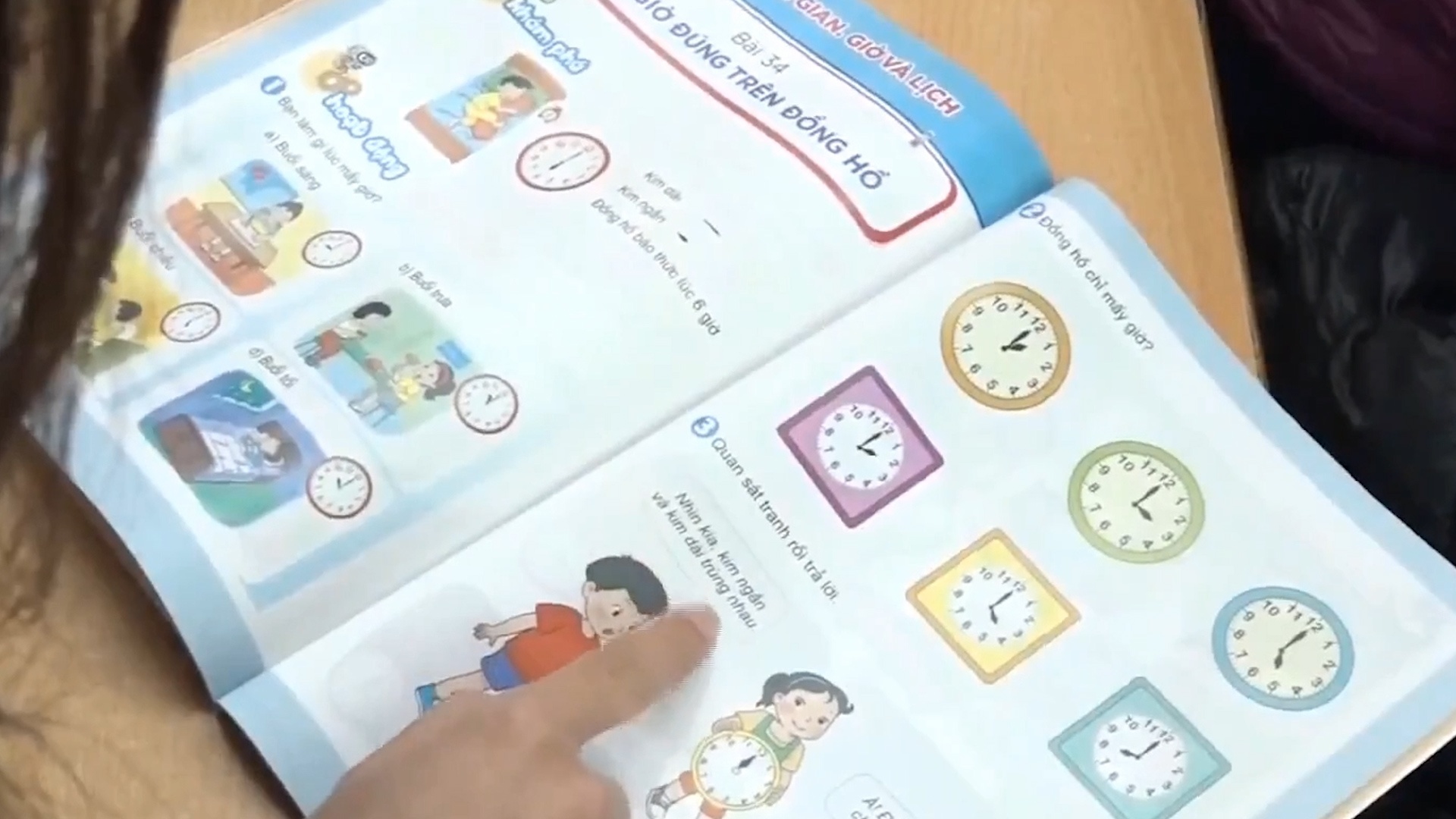 Nha truong gap rut chon sach giao khoa cho nam hoc moi hinh anh