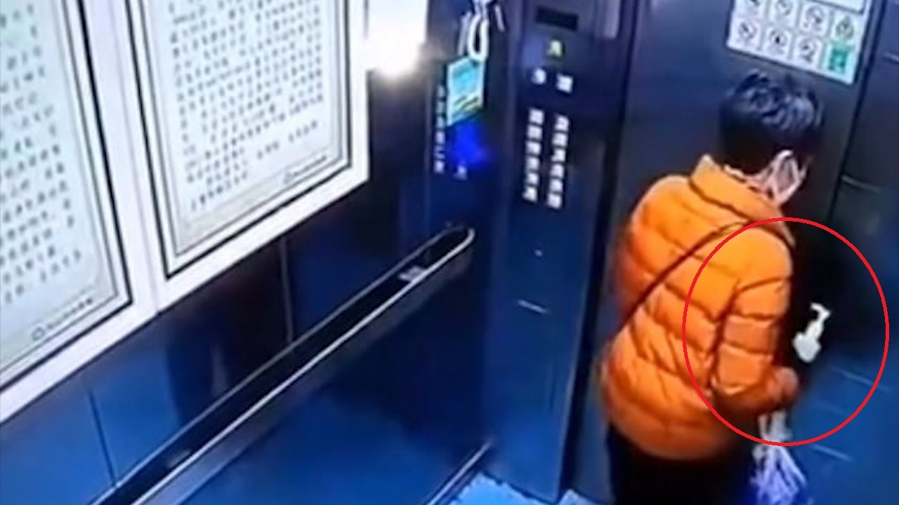 Nguoi phu nu Trung Quoc bi bat vi trom nuoc rua tay trong thang may hinh anh