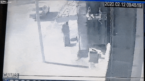 Nguoi dan ong thoat chet trong gang tac nho cot den duong hinh anh