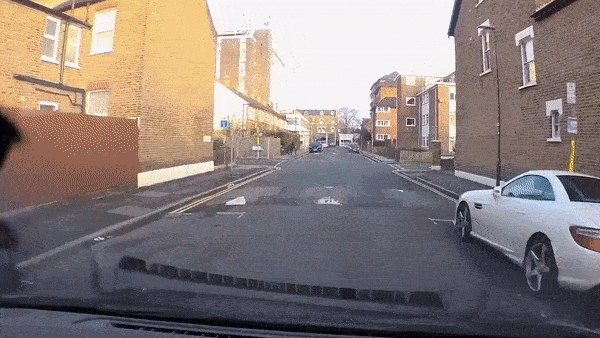 Oto bi tong xoay vong khi bang qua nga tu hinh anh