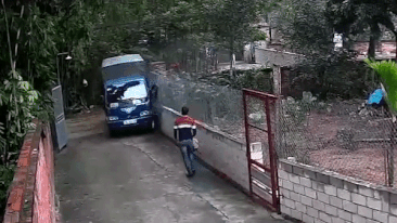 Tai xe quen keo khoa phanh, xe tai troi tu do xuong doc hinh anh