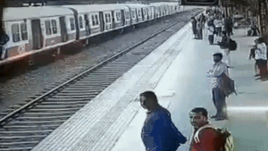 Nguoi dan ong suyt bi doan tau tong khi bang qua duong ray hinh anh