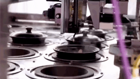 Robot phuc vu bua an, tiep suc cho doi ngu y te Vu Han hinh anh