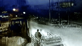 Oto mat lai lao khoi cau vuot khien mot nguoi thiet mang hinh anh