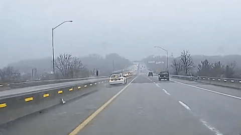 Oto va vao dai phan cach roi lop ra ngoai hinh anh