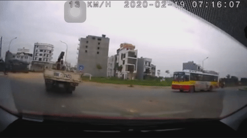 Xe bus phong nhanh dam xe cau xoay ngang giua duong hinh anh