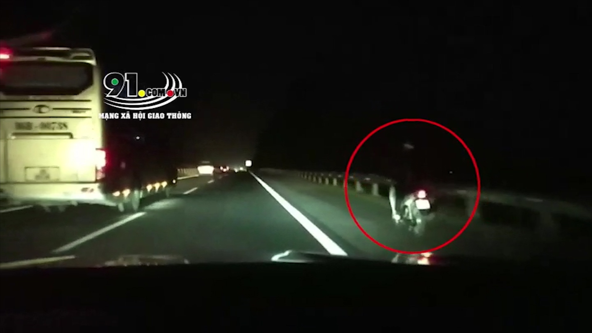 Xe may ngang nhien chay tren cao toc o Ha Noi hinh anh