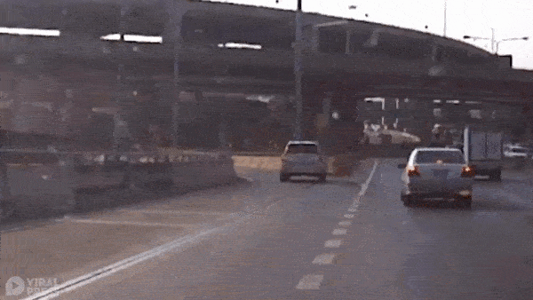 Di theo GPS, oto lao len dai phan cach roi roi xuong ho o Thai Lan hinh anh