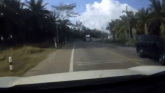 Xe dau keo mat lai lam roi xi mang vang khap duong hinh anh