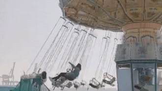 Nguoi phu nu bi va vao hang rao kim loai khi dang choi du quay hinh anh