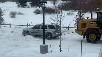 Oto vo kinh trong luc duoc xe cuu ho keo di hinh anh