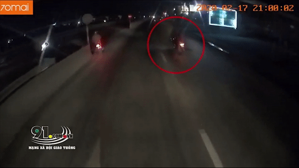 Xe container bi lat khi tranh nam thanh nien tat dau xe hinh anh