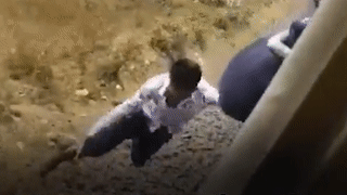 Thanh nien thoat chet sau khi bi roi xuong duong tu tau dang chay hinh anh