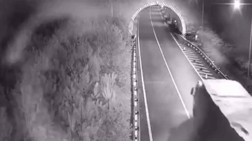 Oto bi xe tai keo le 3 km tren cao toc sau va cham hinh anh