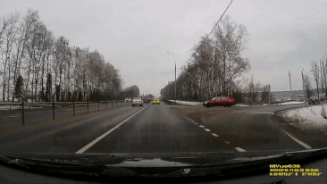 Oto phong nhanh dam vao dai phan cach khi qua nga ba hinh anh