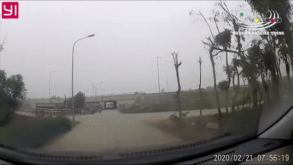 Bang qua nga tu thieu quan sat, 2 xe may tong nhau hinh anh