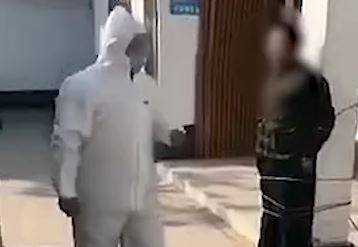 Nguoi dan ong bi troi vao cot do khong deo khau trang o Trung Quoc hinh anh