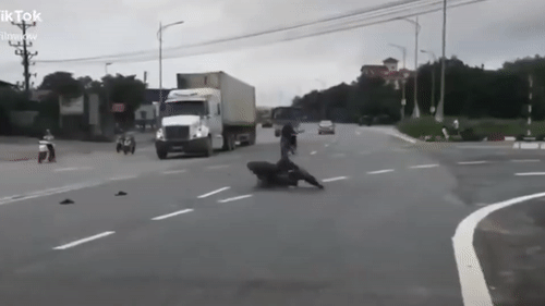 Xe may gap nan xoay nhu chong chong giua duong hinh anh