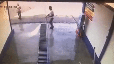 Hai nam thanh nien thoat chet khi oto dot ngot lao vao nha hinh anh