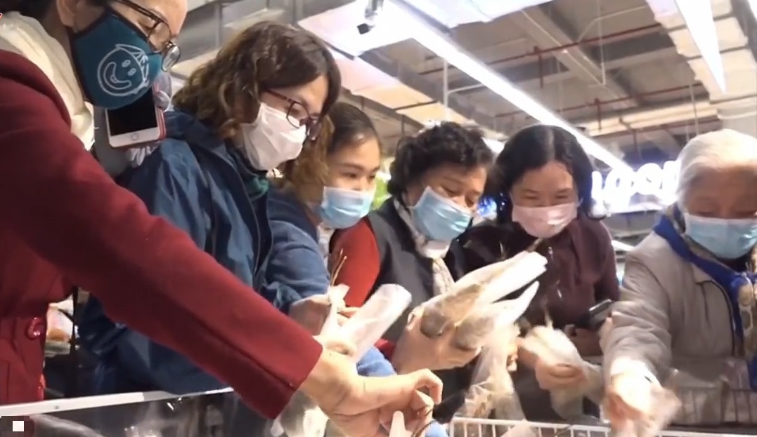 Nguoi tieu dung 'tranh nhau' tim mua tom hum gia re hinh anh