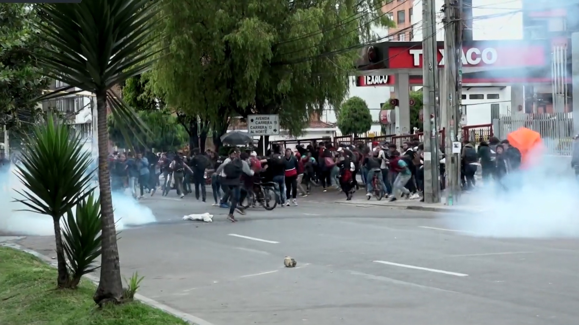 Canh sat Colombia dung hoi cay tran ap sinh vien bieu tinh hinh anh