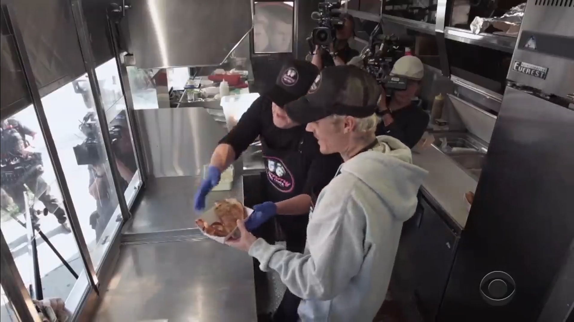 Justin Bieber trai nghiem lam nhan vien ban do an hinh anh