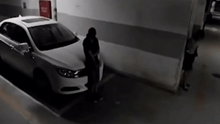 Nguoi phu nu nhanh tri xu ly khi 2 thanh nien chuan bi trom xe minh hinh anh