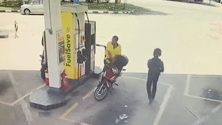 Ten cuop giat day chuyen khi tai xe xe may dang do xang hinh anh