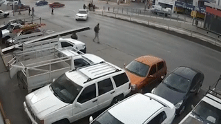 Vuot den do, oto dam hat tung nguoi di bo hinh anh