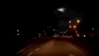 Thien thach no tren bau troi dem Malaysia hinh anh