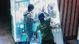 Thanh nien lac may gap trom thu bong hinh anh