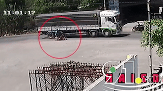 Xe may va cham nga duoi banh xe tai lam mot nguoi tu vong hinh anh