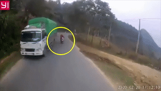 Vuot au, 2 nguoi phu nu di xe may suyt bi container dam hinh anh