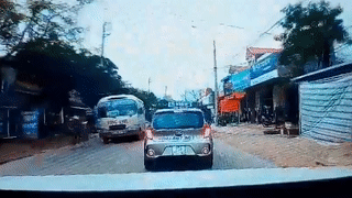 Cu lach xe cua tai xe taxi cuu song thanh nien di xe may bi nga hinh anh