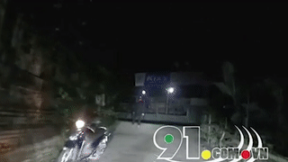 Thanh nien cam gach nem vao xe bon dang chay tren duong hinh anh