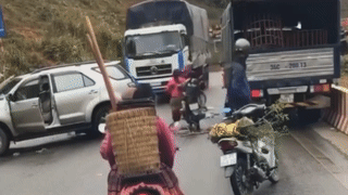 Xe tai lao thang vao doan nguoi dung xem tai nan giao thong hinh anh