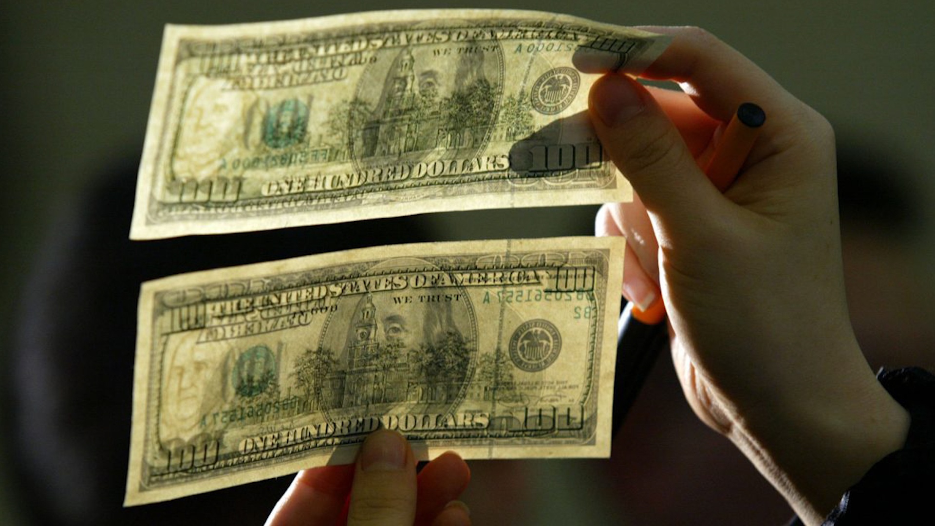 Cuu mat vu My chi cach nhan biet dong 100 USD gia hinh anh