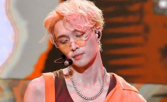 Lay (EXO) nga dap dau xuong san san khau hinh anh