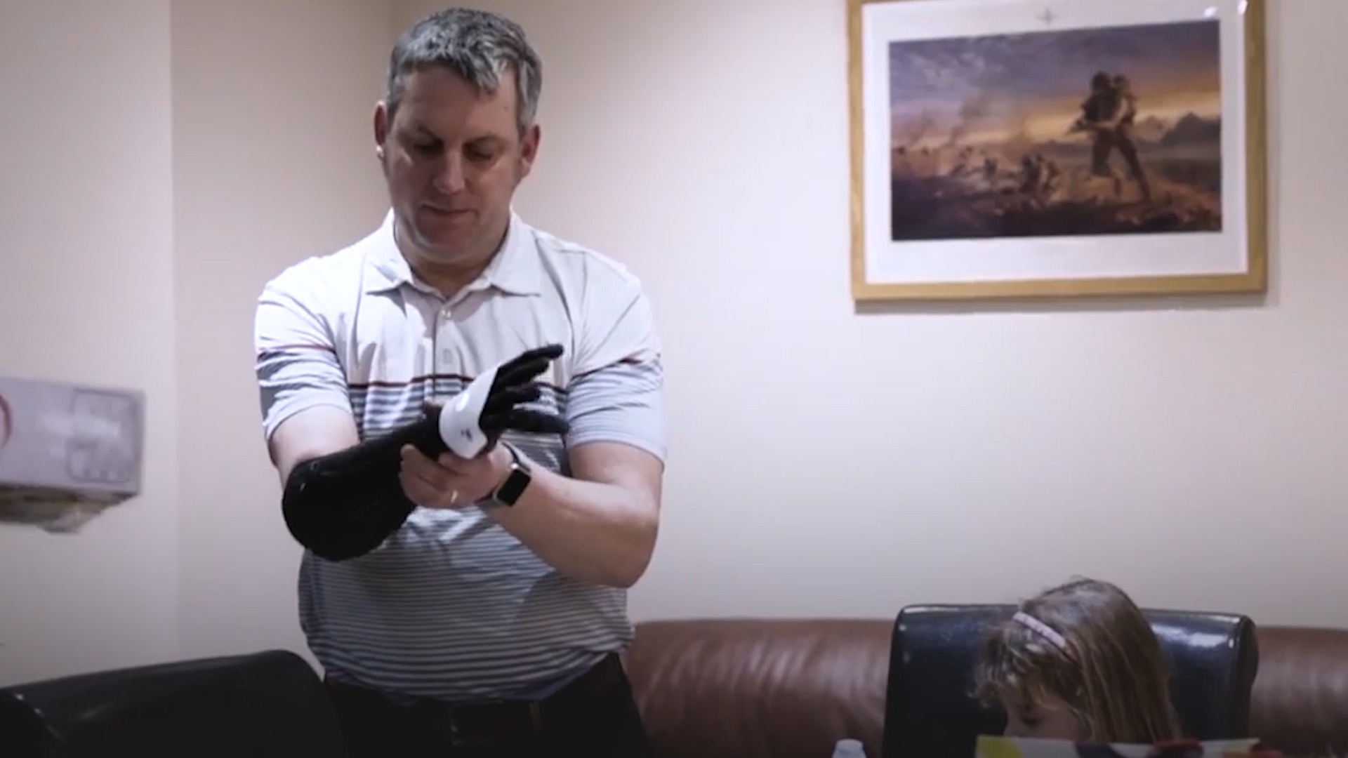 Quan nhan dau tien tren the gioi nhan canh tay gia tu cong nghe in 3D hinh anh