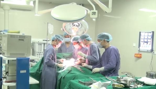 Cuu song chau be nghi bi ban thung bung hinh anh