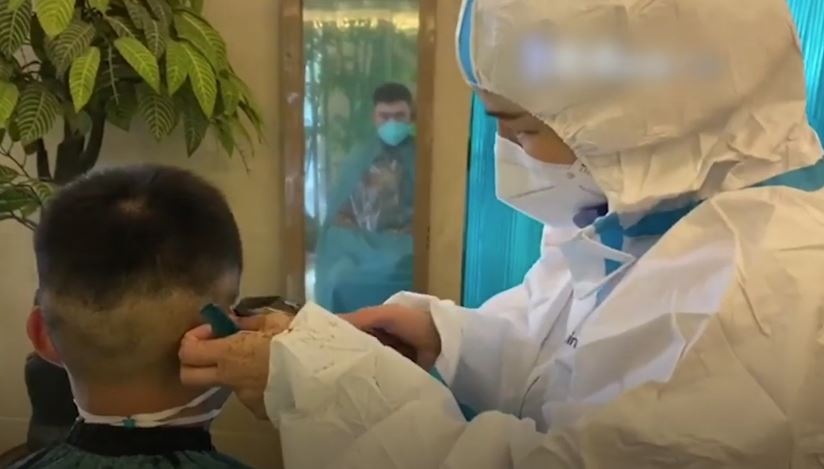 Tinh nguyen vien cat toc mien phi cho nhan vien y te Vu Han hinh anh