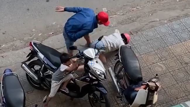 Chong danh vo giua duong, ngay truoc mat con hinh anh