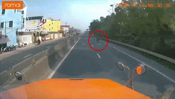 Chuyen lan thieu quan sat, xe may khien tai xe container phanh gap hinh anh