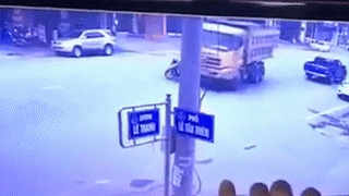 Va cham voi xe tai khi sang duong, be gai tu vong tai cho hinh anh